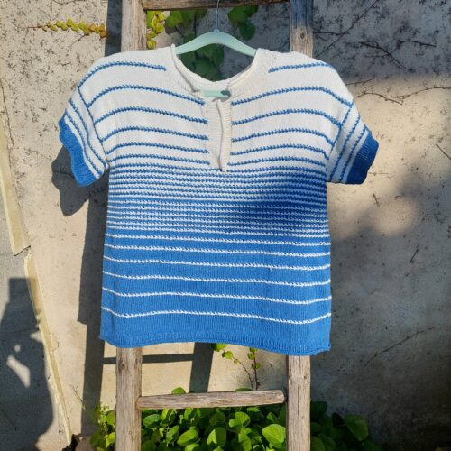 Modell 6-2025: Streifenpulli mit Polo-Ausschnitt