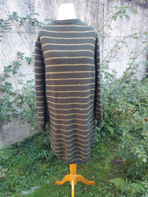 Modell 10-2025: Streifenkleid mit Sattelschulter