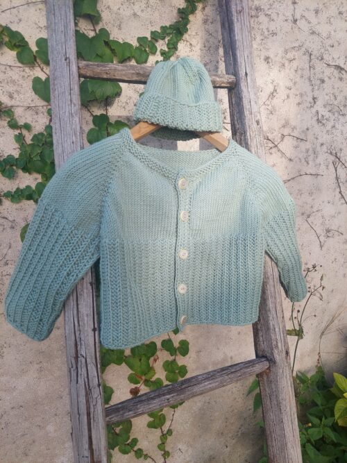 Modell 8 und 9-2025: Babyjäckchen mit Raglan von oben, Mütze