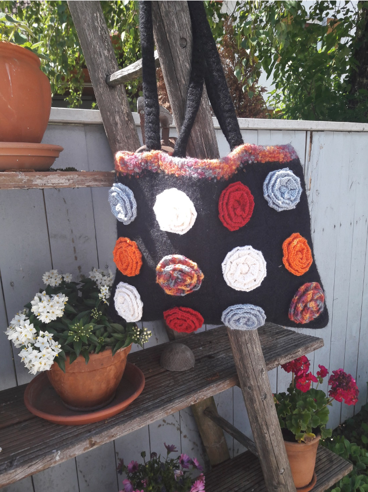 Modell 1-2017: Tasche in Strickfilz-Technik mit Häkelblüten